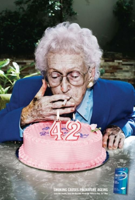 Sigara Ve yaşlı Kadın